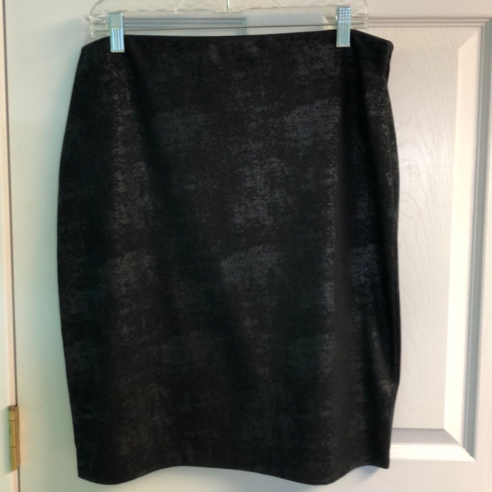 Versatile Black Metalic-Look Skirt PXL